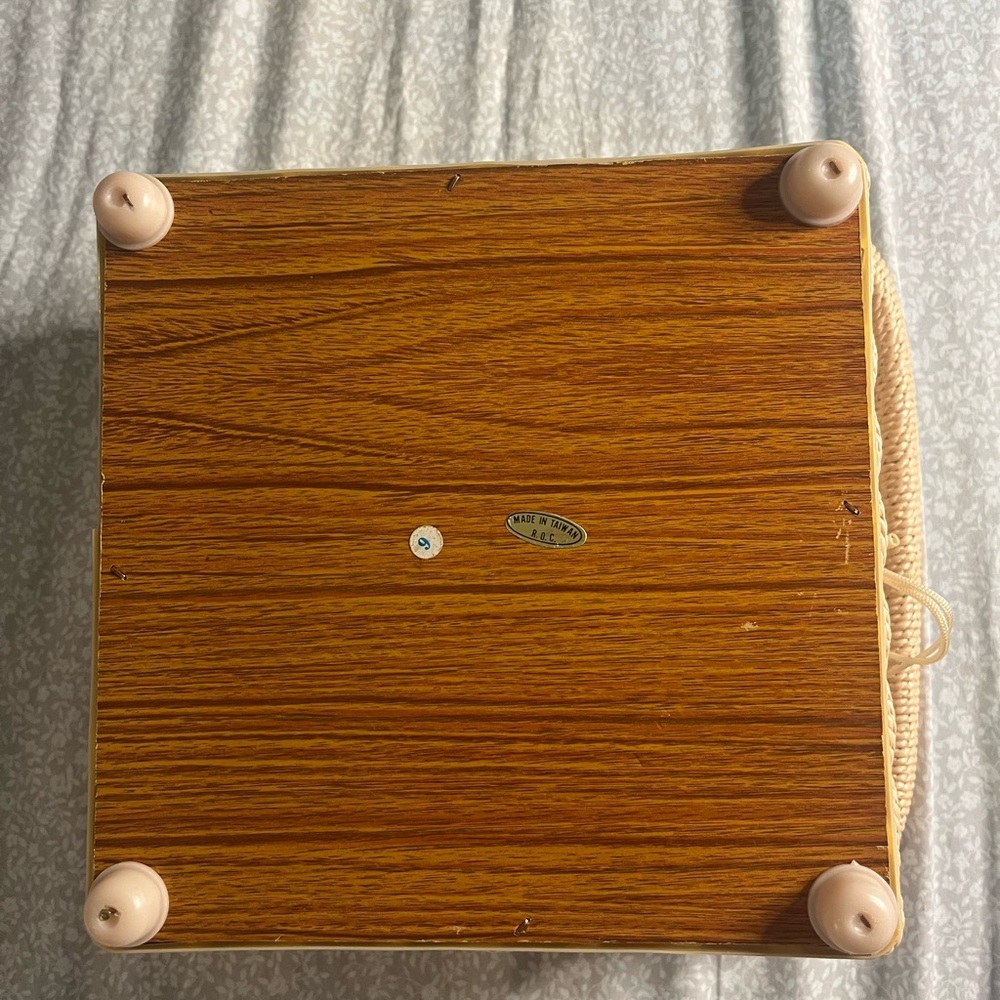 🧵 Vintage Wicker Sewing Basket with Winter Scene Lid 🎨 - Picture 5 of 8